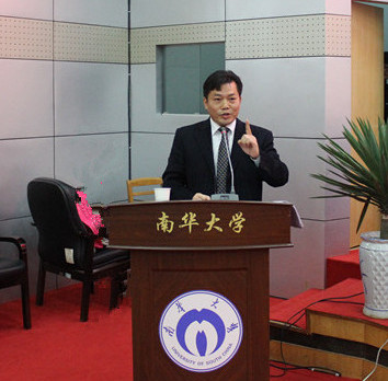 图为意昂体育官网公司党委书记龙志坚老师在大会上发表重要讲话。